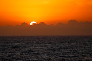 雲の中の日没、2018
